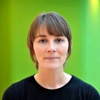 Portrætbillede af Line Mortensen på grøn baggrund.