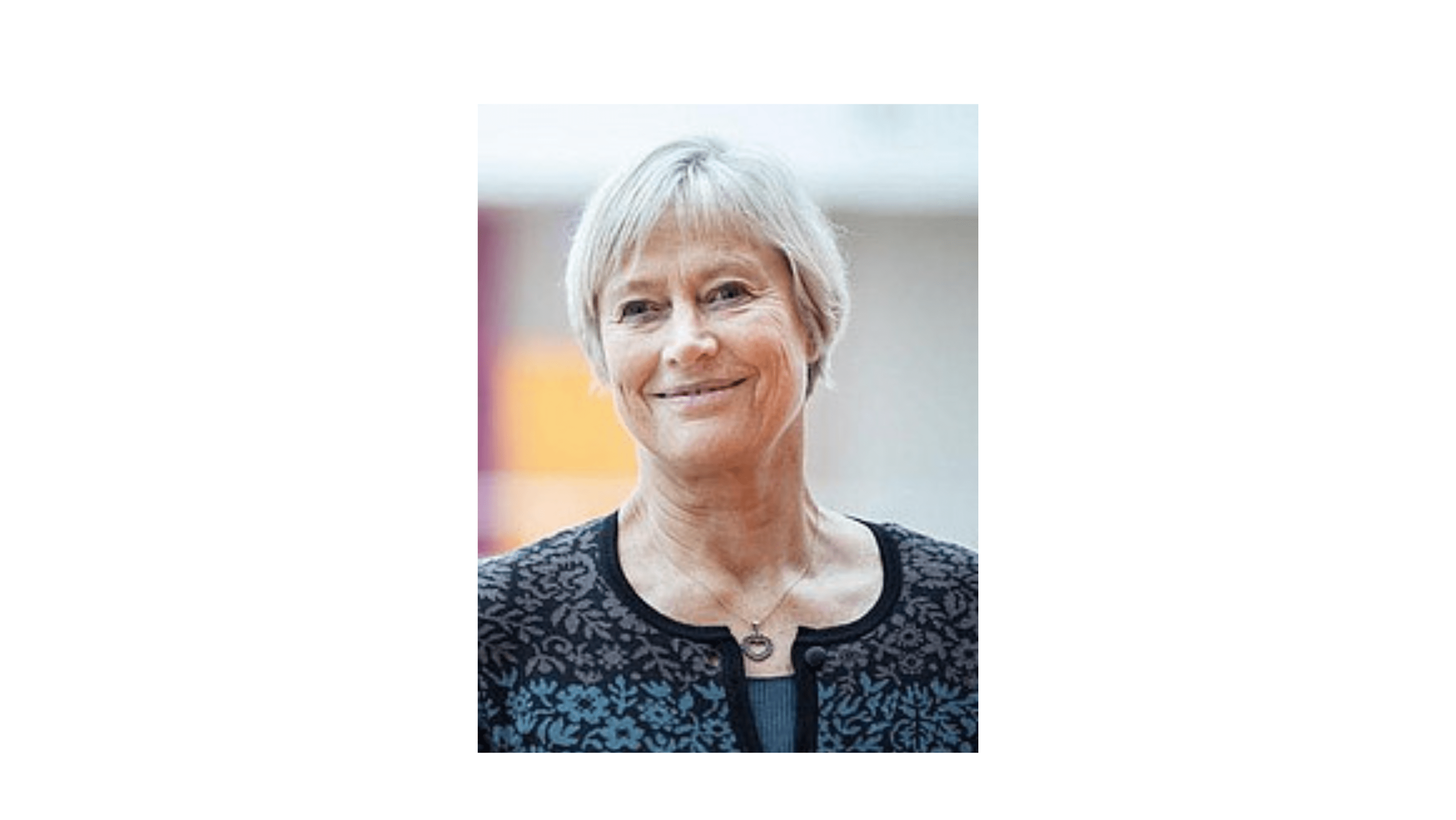 Anne Merete Kissow Portræt Med Baggrund