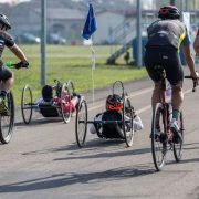 Fem mennesker set fra ryggen. Den første fra venstre cykler, de to næste kører på håndcykel, den næste kører på cykel, og den sidste løber. Brugt til cykelprojekt.