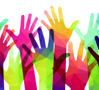 En masse hænder i forskellige farver rækkes op i luften - frivillighed.