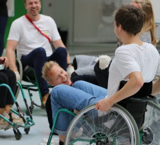 Medarbejdere i Handicaporganisationernes Hus prøver kræfter med kørestolsrugby.