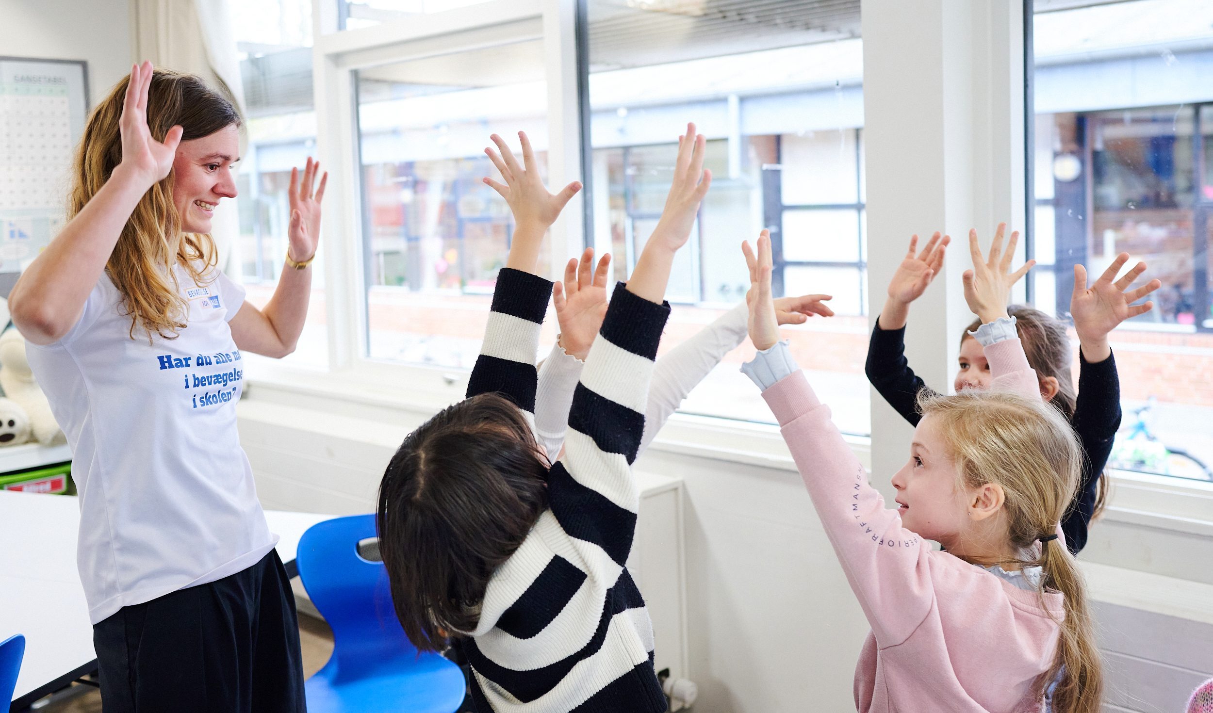 Karla Borup Jonsen og fire børn rækker hænderne op i luften - test af digitalt bevægelsesunivers.