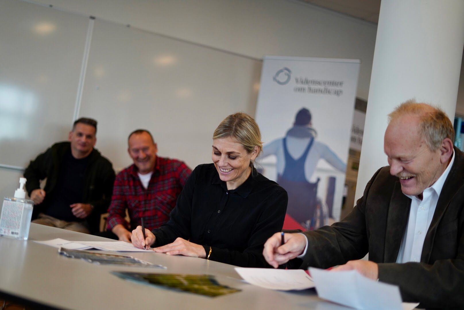 Forsvarsminister Trine Bramsen underskriver en ny partnerskabsaftale med Videnscenter om handicap.