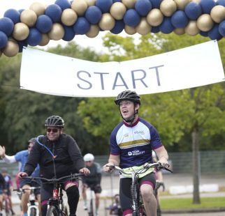 Festlig cykelparade i Kolding sendte 21 cyklister med cerebral parese afsted mod Paris