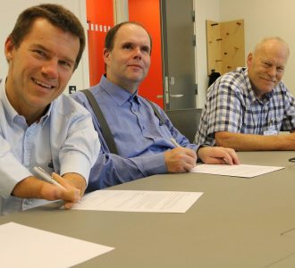Samarbejdsaftale underskrives af Ole Petersson, Thorkild Olesen og Jens Boe Nielsen.