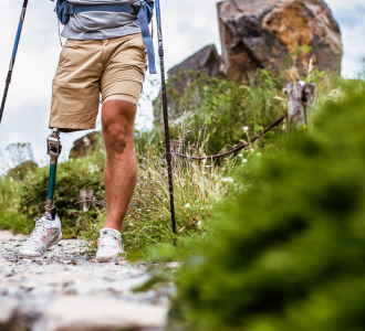 Mand med benprotese i naturen - Shutterstock