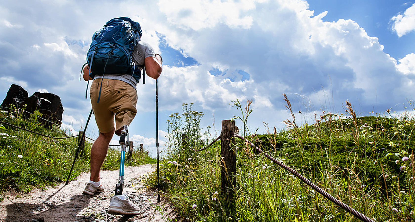 Mand med benprotese i naturen - Shutterstock